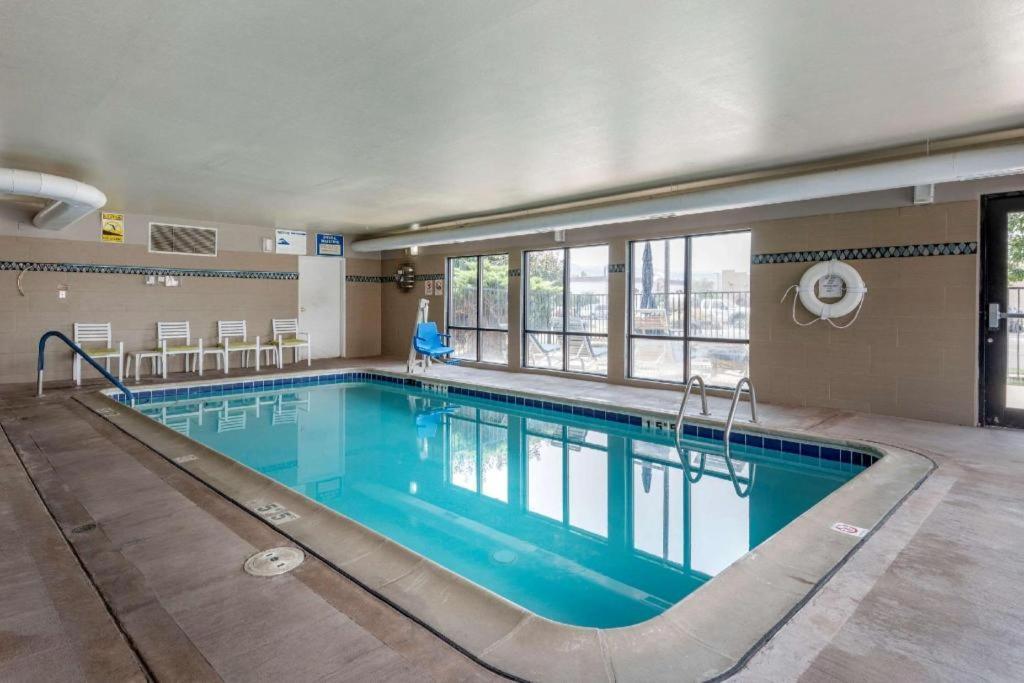 Comfort Inn & Suites Фрута Екстериор снимка